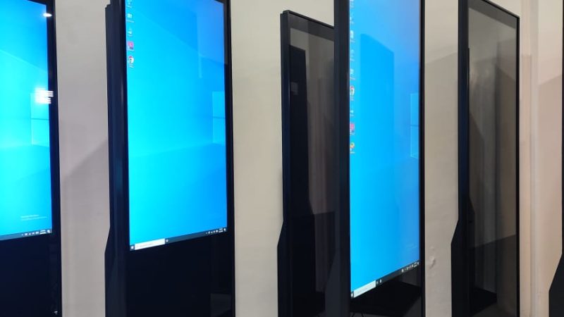 Perbandingan Digital Signage 43 dan 55 Inch
