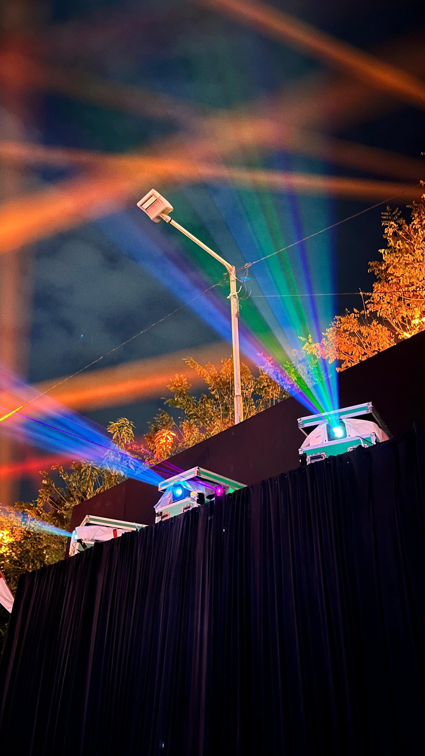 You are currently viewing Proyektor Lumens Besar untuk Projection Mapping dan Event Besar