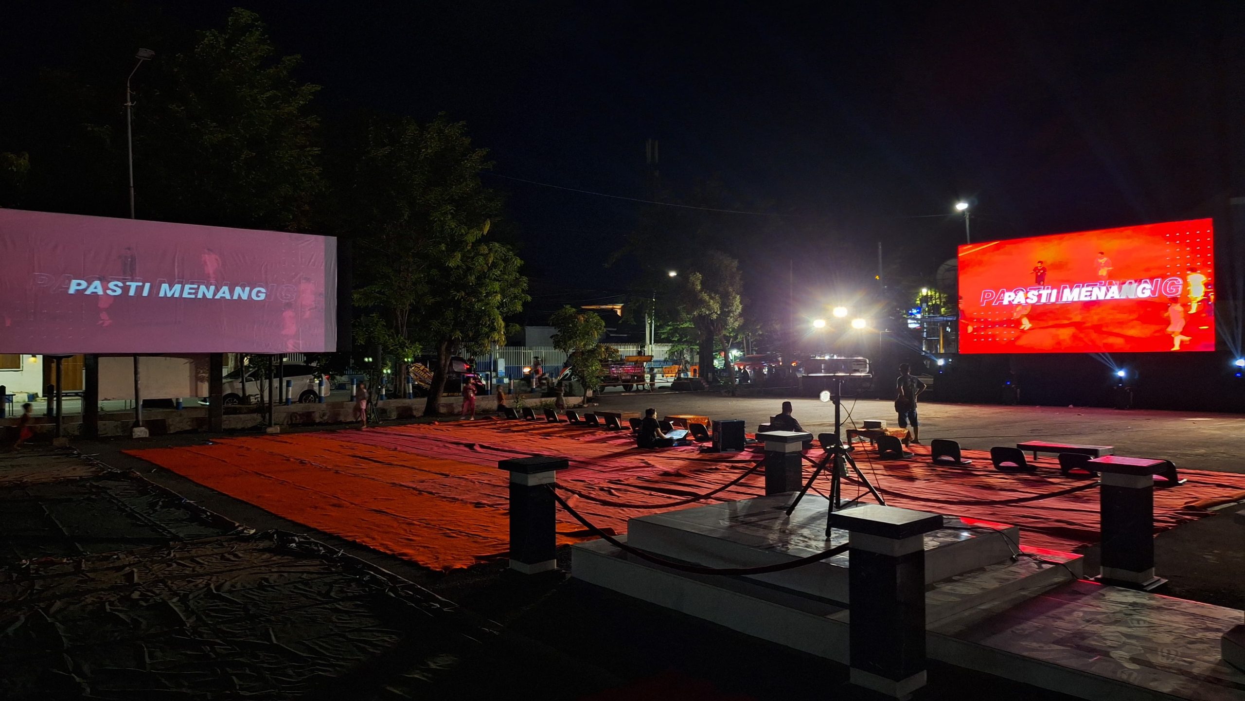 You are currently viewing Sewa Proyektor Nobar Piala Dunia 2026 Surabaya: Solusi Hemat & Meriah untuk Cafe, Resto & Komunitas