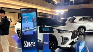 sewa digital signage touchscreen Surabaya Xclusivmedia simulator hybrid Toyota Veloz Pakuwon Mall