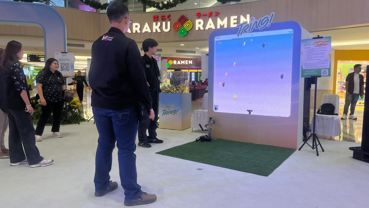 pengunjung bermain game interaktif sensor kamera motion tracking Xclusivmedia di TP3 Surabaya